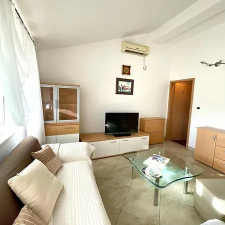Bright, 2 Bedrooms And Big Balcony Трогир